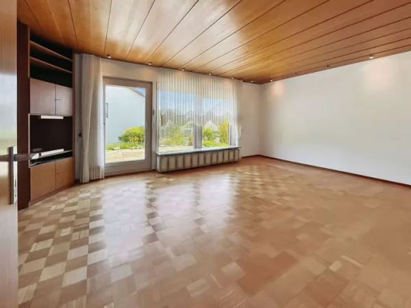 Immobilie in Höchberg - Einfamilienhaus in Höchberg: Viel Platz, Garten und die Chance, Ihr Traumhaus selbst zu gestalten - Bild 3