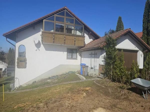 Immobilie in Haldenwang - Großzügige und ruhige 4-Zi-DG-Wohnung mit verglastem Balkon und Garage - Bild 0
