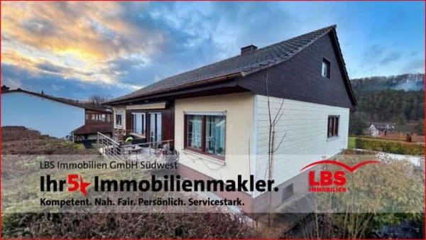 Immobilie in Waldfischbach-Burgalben - Teilrenoviertes Einfamilienhaus mit Einliegerwohnung in Waldfischbach-Burgalben - Bild 0