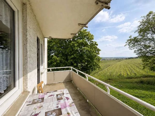 Immobilie in Nieder-Olm - Weitblick zum Wohlfühlen: 
Top geschnittene Eigentumswohnung mit zwei Balkonen in traumhafter Feldrandlage - Bild 2