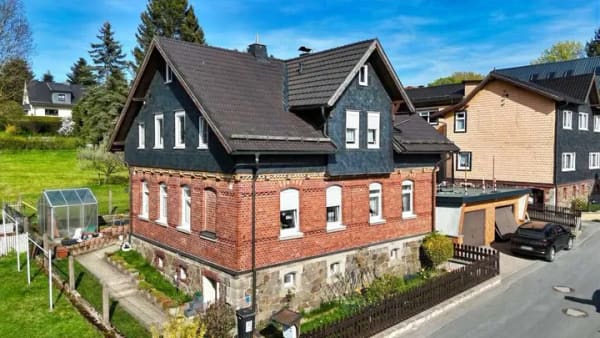 Immobilie in Sonneberg - Charmantes Einfamilienhaus mit viel Platz, Doppelgarage und vielseitigen Nutzungsmöglichkeiten 
 - Bild 0