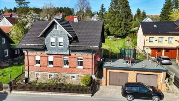 Immobilie in Sonneberg - Charmantes Einfamilienhaus mit viel Platz, Doppelgarage und vielseitigen Nutzungsmöglichkeiten 
 - Bild 1