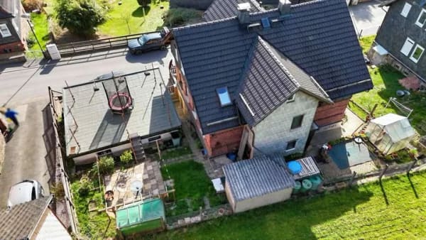 Immobilie in Sonneberg - Charmantes Einfamilienhaus mit viel Platz, Doppelgarage und vielseitigen Nutzungsmöglichkeiten 
 - Bild 2