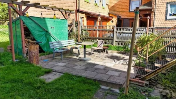 Immobilie in Sonneberg - Charmantes Einfamilienhaus mit viel Platz, Doppelgarage und vielseitigen Nutzungsmöglichkeiten 
 - Bild 3