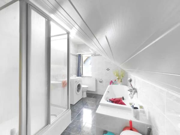 Immobilie in Sonneberg - Charmantes Einfamilienhaus mit viel Platz, Doppelgarage und vielseitigen Nutzungsmöglichkeiten 
 - Bild 4