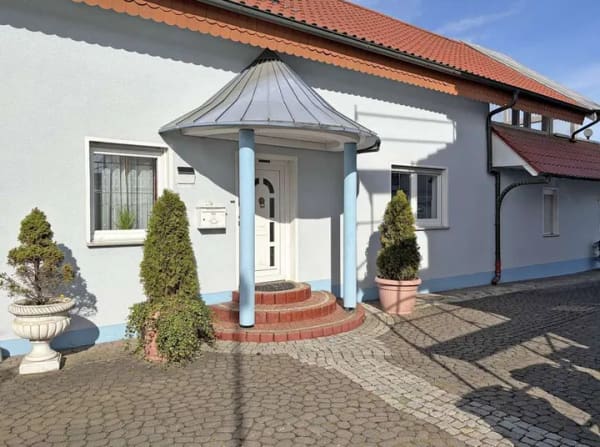 Immobilie in Eiterfeld - Wohnen mit Charme: Einfamilienhaus mit idyllischem Wintergarten! - Bild 1