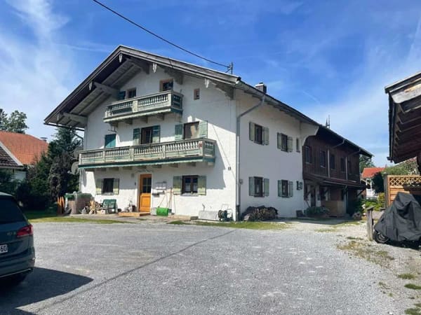 Immobilie in Waakirchen - Piesenkam | Ehemaliges Bauernhaus mit 3 Wohneinheiten als Kapitalanlage - Bild 0