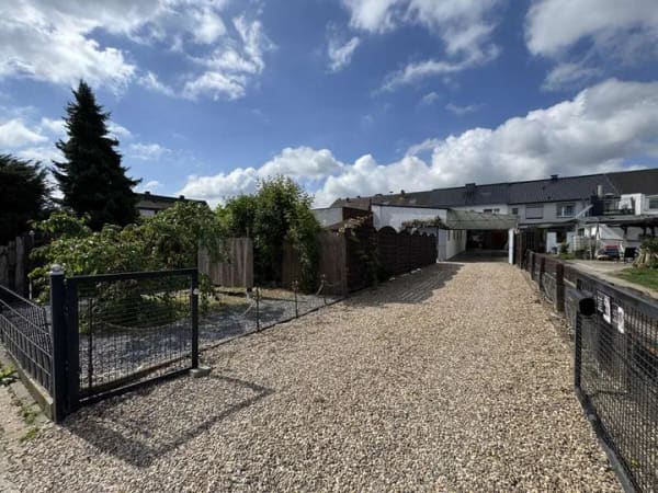 Immobilie in Hückelhoven - Großzügiges Reihenmittelhaus mit Nebengebäuden, Garten & Garage in Hückelhoven-Hilfarth - Bild 0