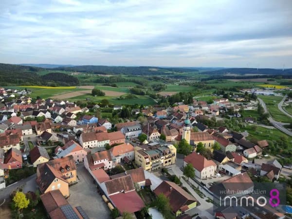 Immobilie in Tännesberg - Modernes Wohnen am Schlossberg
Großzügige Doppelhaushälfte in Tännesberg – als Ausbauhaus - Bild 0