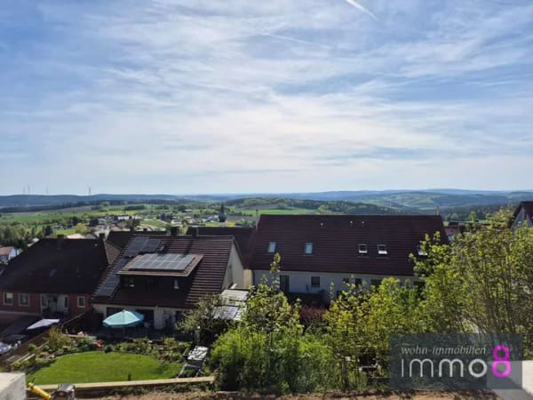 Immobilie in Tännesberg - Modernes Wohnen am Schlossberg
Großzügige Doppelhaushälfte in Tännesberg – als Ausbauhaus - Bild 1