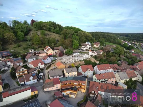 Immobilie in Tännesberg - Modernes Wohnen am Schlossberg
Großzügige Doppelhaushälfte in Tännesberg – als Ausbauhaus - Bild 2