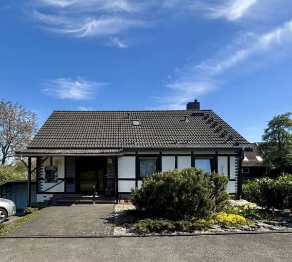 Immobilie in Lindlar - Charmantes Einfamilienhaus mit großem Platzangebot und liebevollem Garten in ruhiger Lage Lindlars - Bild 1