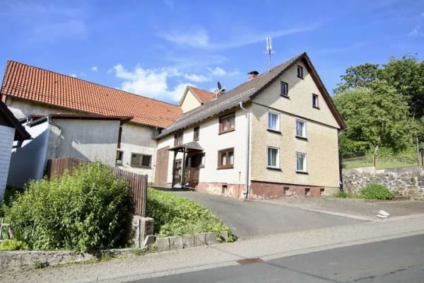 Immobilie in Schotten - Landlust mit Freiraum - Hofensemble mit Wohnhaus, Stall und Scheune bietet Platz für Tiere und Ideen - Bild 1