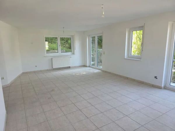 Immobilie in Ettenheim - Außergewöhnliche Eigentumswohnung mit großzügigem Wohnkonzept, drei Balkonen & Garage - Bild 1