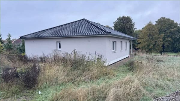 Immobilie in Osterwieck - Moderner Neubau-Bungalow (120 m²) im unfertigen Zustand mit großer Garage und Terrasse - Deersheim - Bild 1