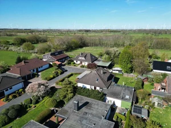 Immobilie in Heide - Massives Einfamilienhaus in Heide mit Garage, Sackgassenendlage und westlichem Wiesenblick - Bild 1
