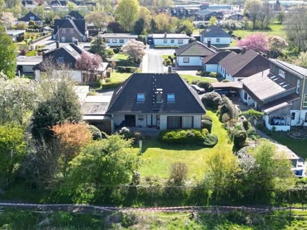 Immobilie in Heide - Massives Einfamilienhaus in Heide mit Garage, Sackgassenendlage und westlichem Wiesenblick - Bild 2