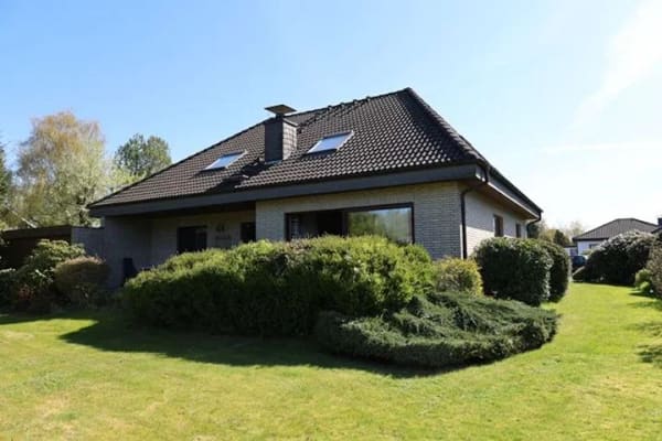 Immobilie in Heide - Massives Einfamilienhaus in Heide mit Garage, Sackgassenendlage und westlichem Wiesenblick - Bild 4