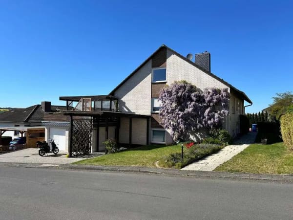 Immobilie in Melsungen - *Wohnen in bester Lage in Melsungen* Einfamilienhaus mit Einliegerwohnung, Doppelgarage & Carport  - Bild 0