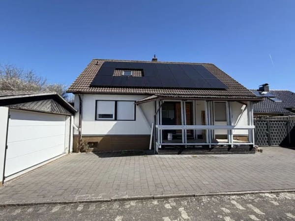 Immobilie in Willebadessen - Einfamilienhaus mit Doppelgarage und Pool - Bild 1
