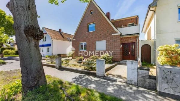 Immobilie in Bad Schwartau - Attraktives Mehrfamilienhaus mit drei Wohneinheiten und großzügigem Grundstück - Bild 0