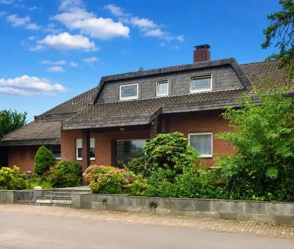 Immobilie in Bad Oeynhausen - Villa mit Einliegerwohnung, Bj. 1978, Wohnfläche Paterre 207m², Einliegerwohnung 120m²,  Grund 790m² - Bild 0