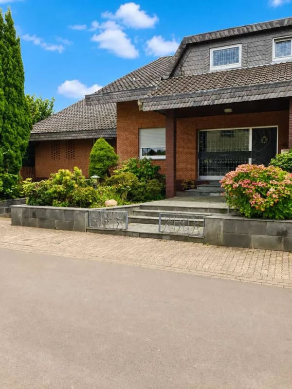 Immobilie in Bad Oeynhausen - Villa mit Einliegerwohnung, Bj. 1978, Wohnfläche Paterre 207m², Einliegerwohnung 120m²,  Grund 790m² - Bild 1