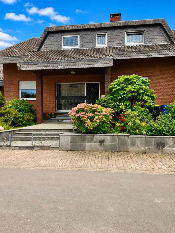Immobilie in Bad Oeynhausen - Villa mit Einliegerwohnung, Bj. 1978, Wohnfläche Paterre 207m², Einliegerwohnung 120m²,  Grund 790m² - Bild 2