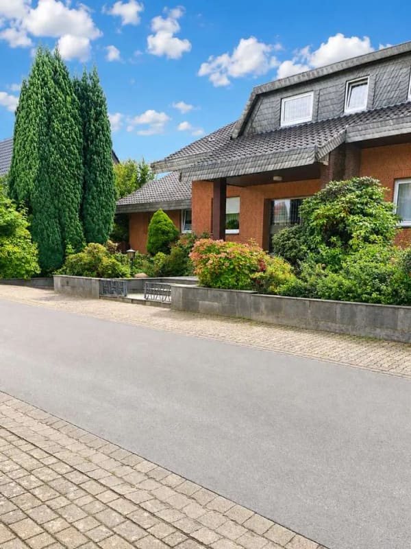 Immobilie in Bad Oeynhausen - Villa mit Einliegerwohnung, Bj. 1978, Wohnfläche Paterre 207m², Einliegerwohnung 120m²,  Grund 790m² - Bild 3