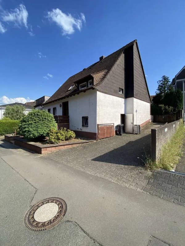 Immobilie in Schönenberg-Kübelberg - Freistehendes solides Einfamilienhaus in ruhiger Seitenstraße - Bild 0