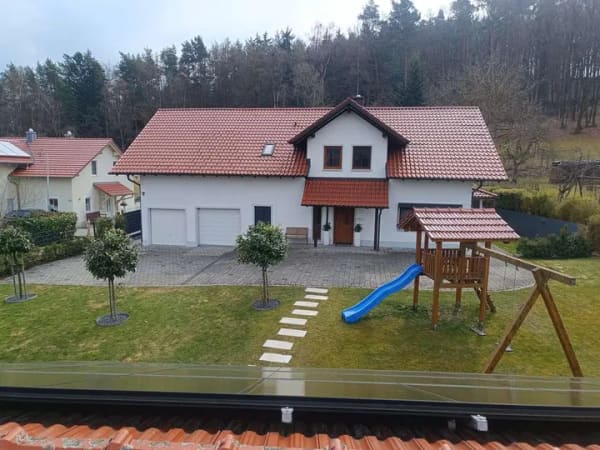 Immobilie in Stallwang - Traumhaus mit 1.950 m² Grundstück | PV-Anlage | Doppelcarport und Garage | Ruhige Wohnlage - Bild 2