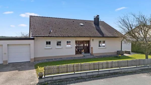 Immobilie in Kirchenthumbach - Naturnahe Lage! Modernisiertes Einfamilienhaus mit Ausbaupotenzial und traumhaftem Garten - Bild 2