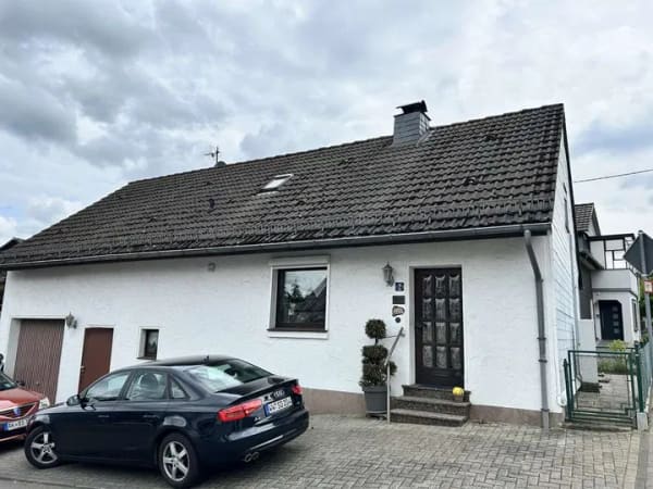 Immobilie in Forst (Eifel) - Forst,
gemütliches Einfamilienhaus mit zwei Garagen, Wohnmobilcarport, PV-Anlage und Kamin - Bild 1