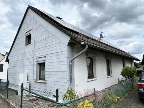 Immobilie in Forst (Eifel) - Forst,
gemütliches Einfamilienhaus mit zwei Garagen, Wohnmobilcarport, PV-Anlage und Kamin - Bild 2