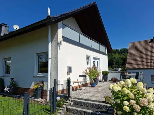 Immobilie in Freudenberg - Top Dreifamilienhaus * Freudenberg-Büschergrund * Sackgasse – Wohnen & zusätzliche Mieteinnahmen - Bild 1