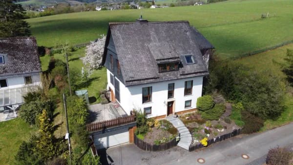 Immobilie in Bad Berleburg - Gepflegtes Zweifamilienhaus mit Weitblick in Bad Berleburg - Berghausen - Bild 0