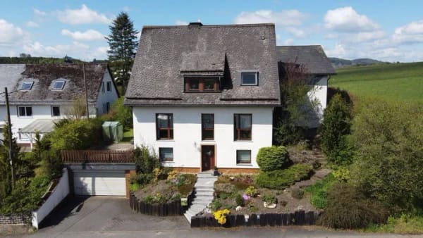 Immobilie in Bad Berleburg - Gepflegtes Zweifamilienhaus mit Weitblick in Bad Berleburg - Berghausen - Bild 1
