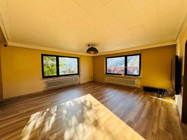 Immobilie in Weilbach - Wohnen mit Fernblick!
Top gepflegtes Wohnhaus mit viel Platz - Bild 1