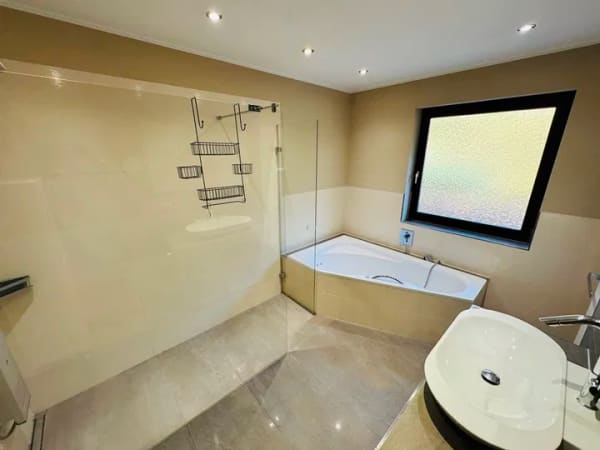 Immobilie in Weilbach - Wohnen mit Fernblick!
Top gepflegtes Wohnhaus mit viel Platz - Bild 3