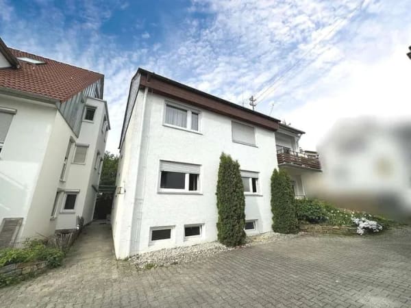 Immobilie in Köngen - Attraktives Zweifamilienhaus in zentraler Lage von Köngen - Bild 0