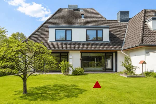 Immobilie in Ahrensburg - STADTHAUS MIT SÜDGARTEN, GARAGE & ENTWICKLUNGSPOTENZIAL    IM ALLEENVIERTEL VON AHRENSBURG - Bild 0