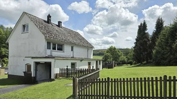 Immobilie in Burbach - Geräumiges Haus mit schönem Grundstück in ruhiger Ortsrandlage von Burbach-Gilsbach! - Bild 2