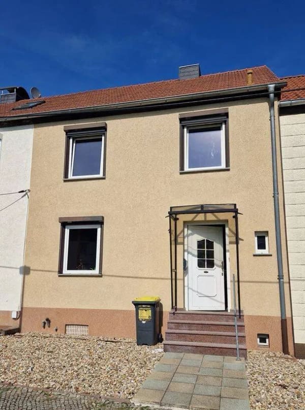 Immobilie in Schkopau - Reihenmittelhaus in beliebter Wohnlage in Schkopau zu verkaufen - Bild 1