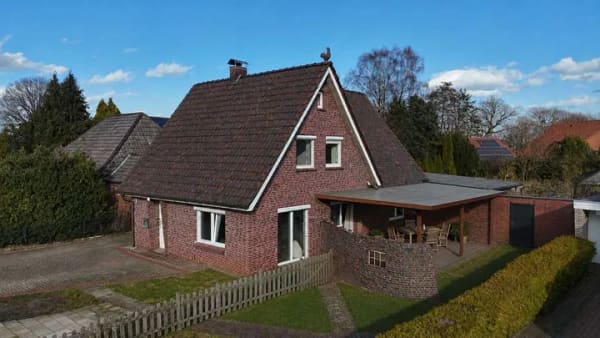 Immobilie in Zetel - Ihr neues Zuhause: Großzügiges Einfamilienhaus in ruhiger Wohnlage mit großem Garten - Bild 1