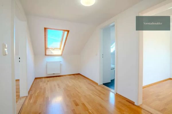 Immobilie in Ebersberg - Charmantes Wohlfühldomizil: Renovierte 3-Zimmer-DG-Wohnung in ruhigem 5-Parteien-Haus in Ebersberg - Bild 1