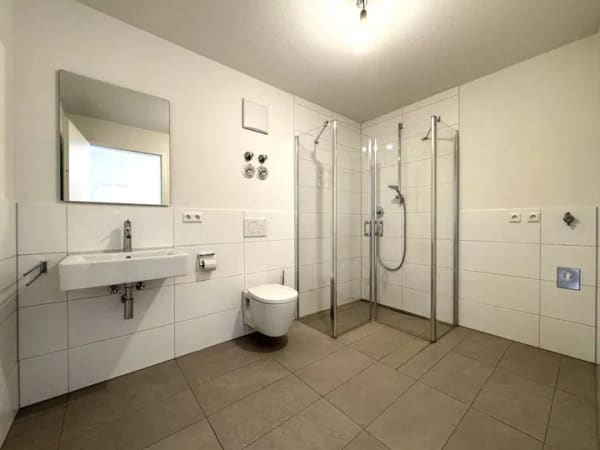 Immobilie in Isny im Allgäu - Seniorengerechtes Appartement mit Balkon mit Blick ins Grüne in attraktiver Lage in Isny im Allgäu - Bild 2