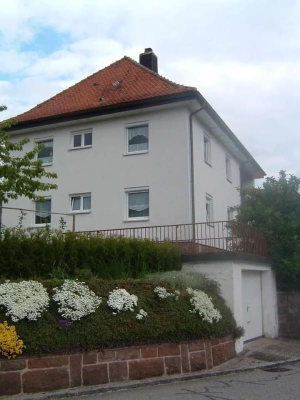 Immobilie in St. Georgen im Schwarzwald - 2 ½ Familienhaus in zentraler, ruhiger Süd- und Aussichtslage in St. Georgen/Schwarzwald - Bild 1