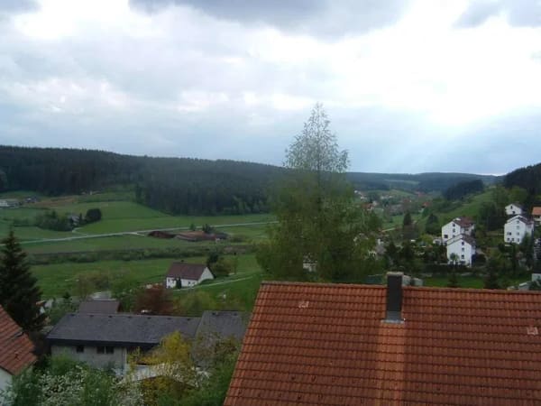 Immobilie in St. Georgen im Schwarzwald - 2 ½ Familienhaus in zentraler, ruhiger Süd- und Aussichtslage in St. Georgen/Schwarzwald - Bild 2