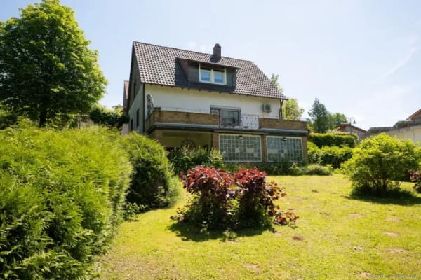 Immobilie in Schwarzach - Schwarzach: Viel Platz, sonniger XXL-Garten und Raum für Ihre Wohnträume - Bild 1