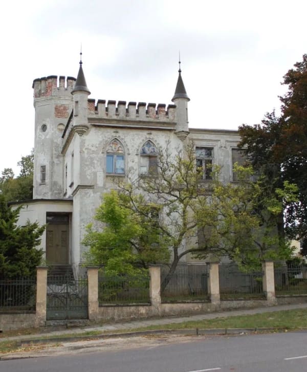 Immobilie in Burg - Historische Villa mit Schlosscharakter auf großzügigem Parkgrundstück - Bild 1